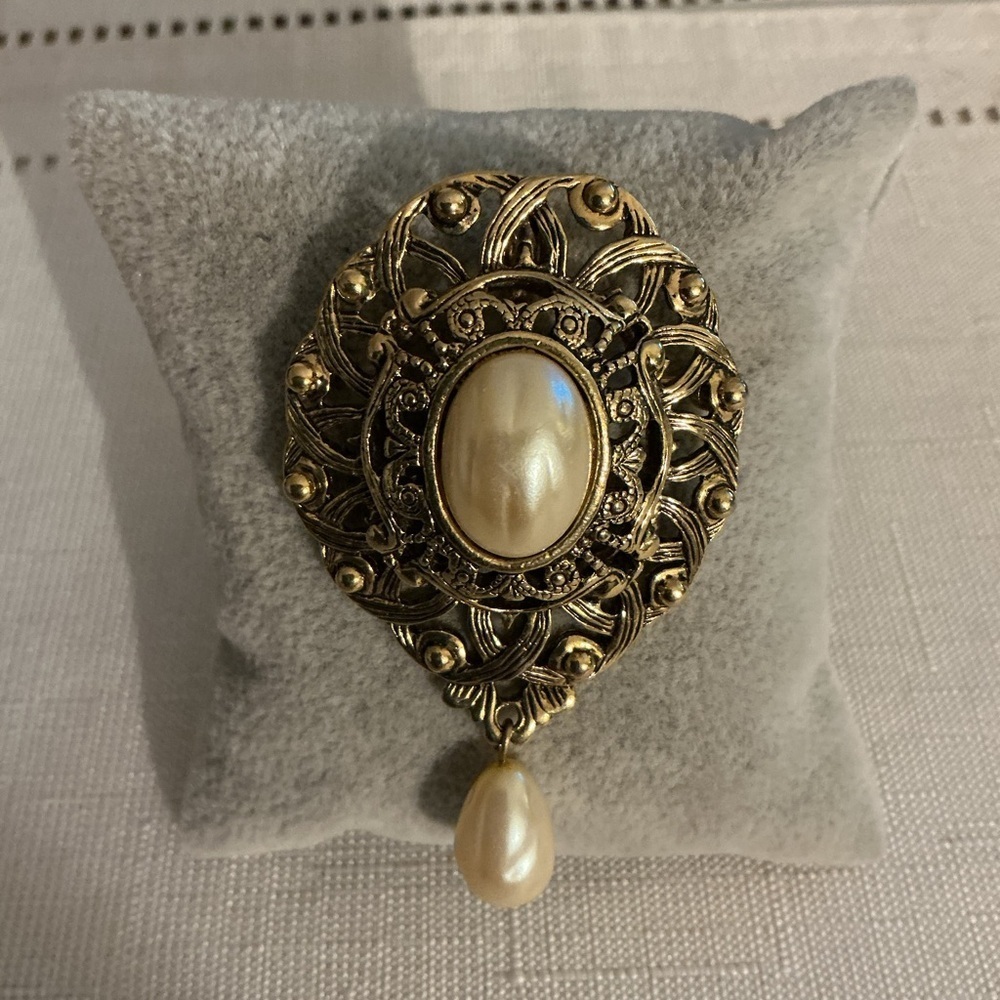 Victorian Revival Vintage Gold Tone Brooch
